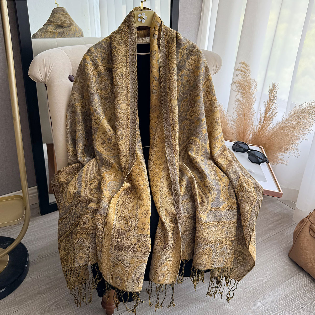 Woman British fashion exaggera - Ethnic Fashion Runway 评论和价格